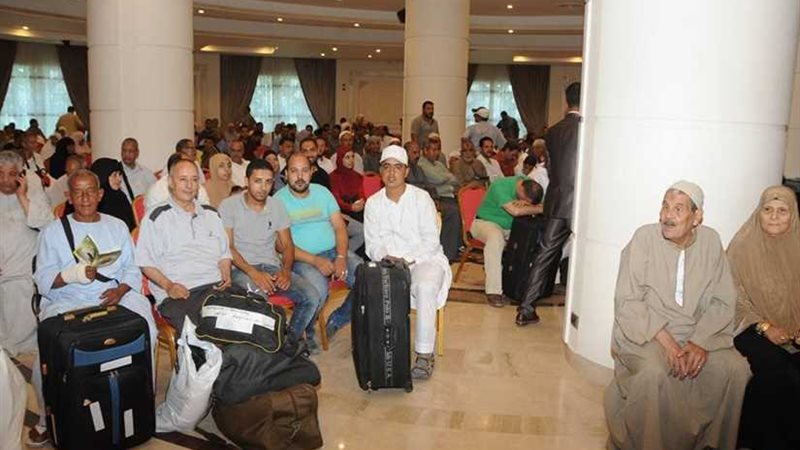 مغادرة أسر شهداء