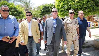 وزير الشباب يتفقد إنشاء المول والفندق الرياضي بـ