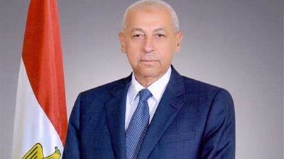 محافظ أسوان يشدد على ضرورة الالتزام بطرح تذاكر القطارات في منافذها