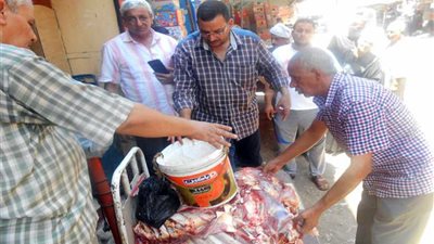 ضبط جزار يبيع لحوم فاسدة بصدفا.. صور