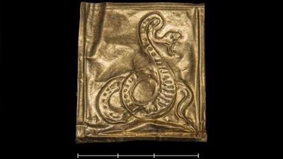 رقائق ذهبية بجوار تابوت سيدي جابر