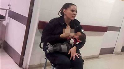 ضابطة شرطة تحتض وترضع طفلًا اهمله المستشفى.. (صور)