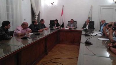 محافظ الجيزة يستدعي رئيس شركة المياه لبحث مشكلة الانقطاعات