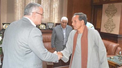 محافظ المنيا يسلم كراسي متحركة لذوي الاحتياجات الخاصة