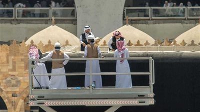 بدء فك مذهبات كسوة الكعبة استعدادًا لتبديل الثوب القديم
