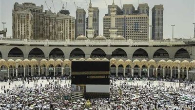 الرياح القوية تكشف جدران الكعبة المشرفة قبل يوم من تغيير كسوتها