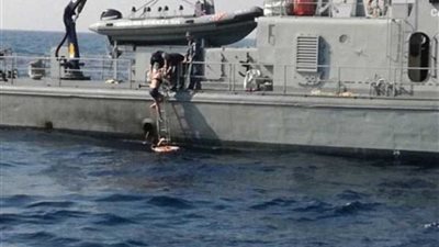 تقضي 10ساعات تتلاطمها الأمواج إثر سقوطها من سفينة في البحر (صور)