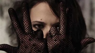 فنانة وناشطة حقوقية تغتصب زميلها القاصر