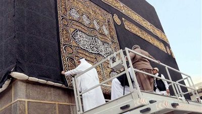 تعرف على كيفية استبدال كسوة الكعبة.. صور