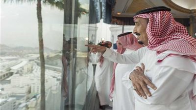 خادم الحرمين الشريفين يصل إلى منى للإشراف على راحة الحجاج