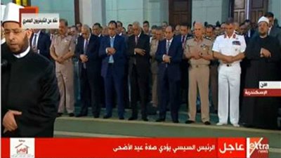 الرئيس السيسي يؤدي صلاة عيد الأضحى بمسجد محمد كريم بالإسكندرية