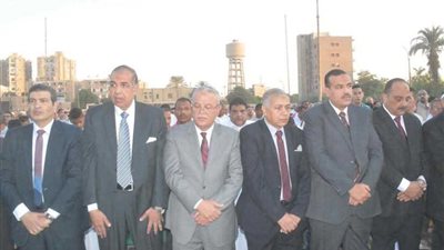 محافظ المنيا يؤدي صلاة عيد الأضحى بساحة مدرسة 