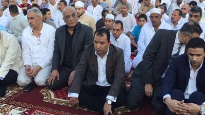 محافظ الأقصر يتوسط الآلاف في أداء صلاة عيد الأضحى بساحة أبو الحجاج