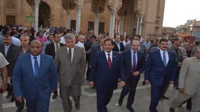 محافظ الغربية يؤدي الصلاة وسط الآلاف بالمسجد الأحمدي بطنطا