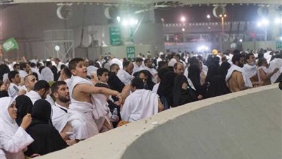 الحجاج يبدؤون رمي الجمرات في أول أيام العيد