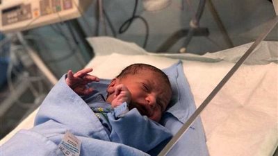 بالصور ..قصة أول مولود دوت صرخته على جبل عرفة