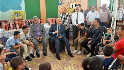 بالصور.. محافظ القليوبية يقدم الورد للأطفال الأيتام والمسنين والمرضى بالمستشفيات