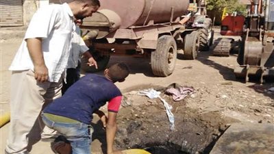 إصلاح عطل بخط الصرف الصحى ب 4 قرى فى الخانكة