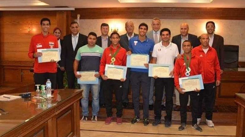 محافظ الجيزة يمنح