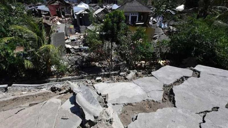 زلزال عنيف يضرب لومبوك