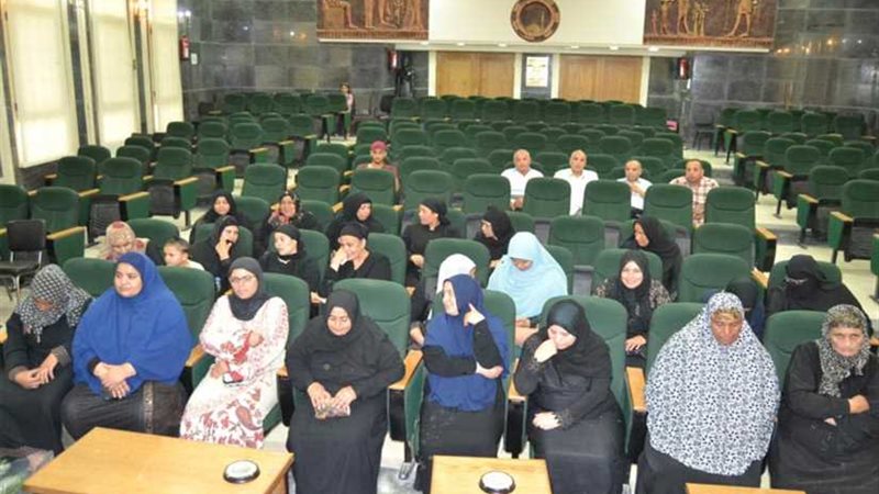 محافظ الغربية يوزع