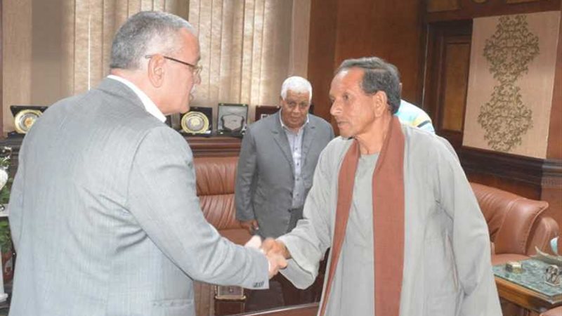 محافظ المنيا يسلم