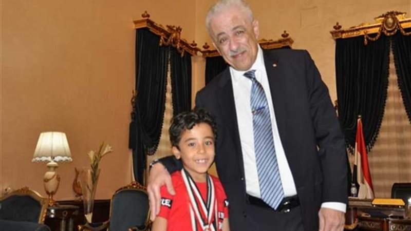 طارق شوقي يكرم المخترع