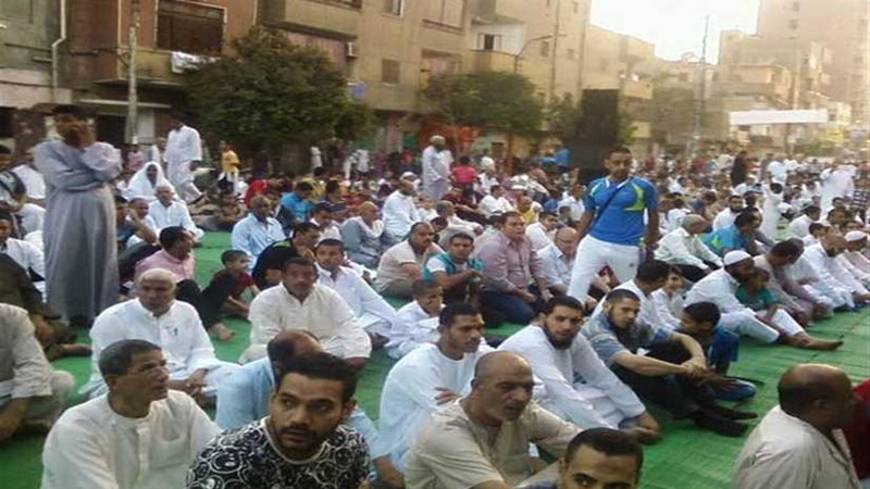 مئات الآلاف يؤدون