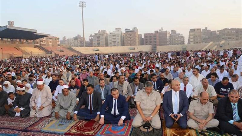 الآلاف يؤدون صلاة