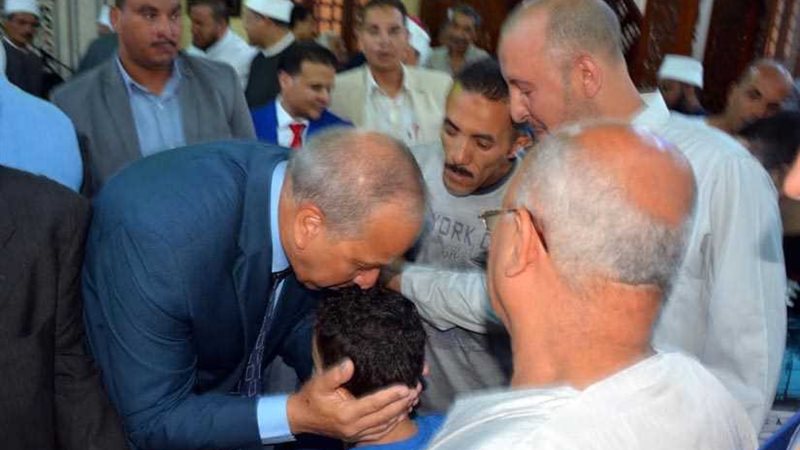 محافظ القليوبية يوزع