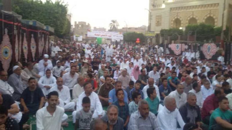 الآلاف يؤدون صلاة