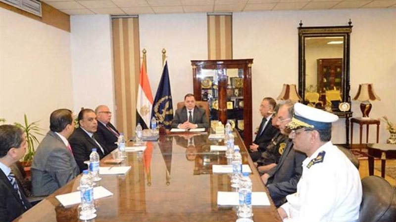 وزير الداخلية يجتمع