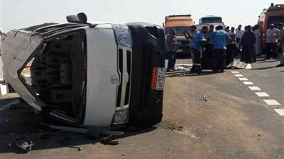 مصرع سائق وإصابة 12 في انقلاب سيارة بالطريق الصحراوي الغربي