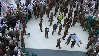 انتحار حاج في صحن الكعبة بالحرم المكى ..(فيديو وصور)