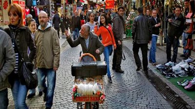 وسط مخاوف انهيار الليرة.. الأتراك يترقبون “بحذر” استئناف العمل بعد عطلة العيد