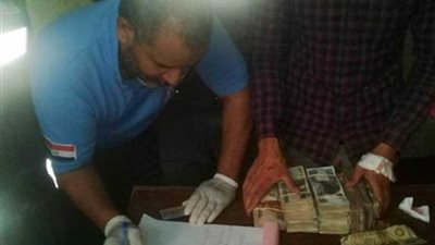 مسعفان يعثران على ١١٥ألف جنيه بسيارة مصاب ويسلمانها لشقيقة بالمنيا