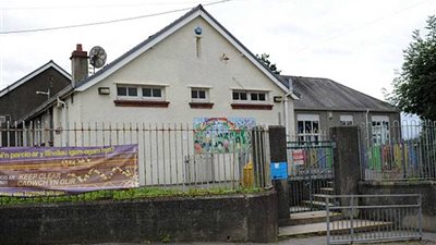 المربية الفاضلة تصور تلاميذ مدرستها في أوضاع مخلة