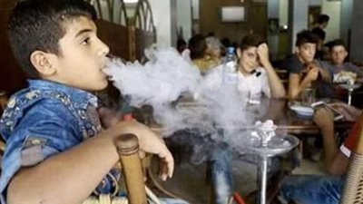 قانوني يطالب بحبس كل من يبيع منتجات التبغ للأطفال