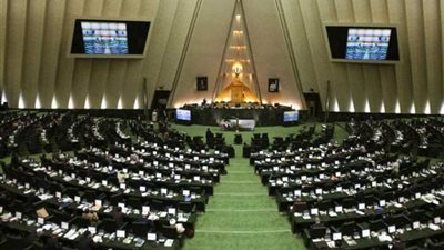 البرلمان الإيراني يحجب الثقة عن وزير الاقتصاد على خلفية تدهور الوضع الاقتصادي
