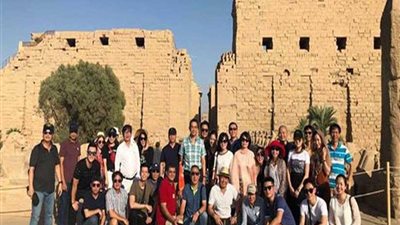 طاقم مرافقي الرئيس الفيتنامي يتجول بمعبد الكرنك