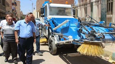 مهندس يبتكر مكنسة آلية لتنظيف الشوارع ويهديها للوحدة المحلية بمطاى
