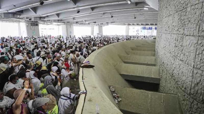 الحجاج يواصلون رمي