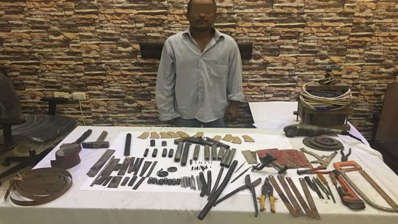 ضبط عامل خردة يصنِّع