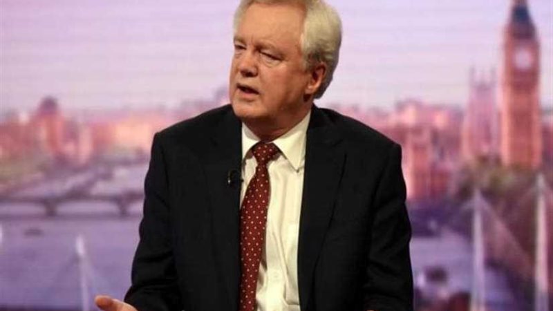 ديفيس يتهم وزير الخزانة