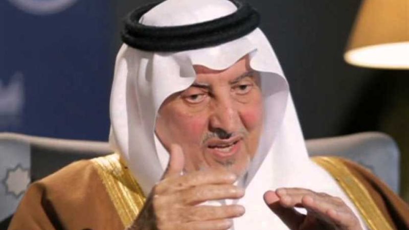 أمير مكة ونائبه يطوفان