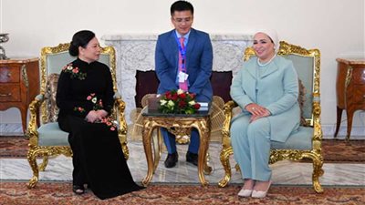 قرينة السيسي تلتقي حرم الرئيس الفيتنامي فى قصر الإتحادية (صور)