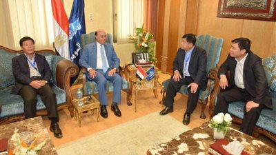 مميش يلتقي وفدا فيتناميا لبحث التعاون مع المنطقة الاقتصادية