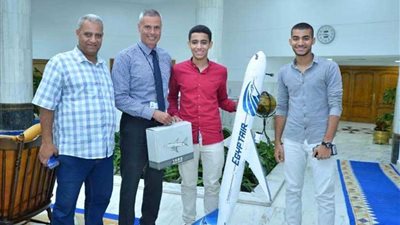 مصر للطيران تستقبل الطالب عبدالرحمن صبري منفذ نماذج الطائرات بالفوم