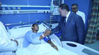 وزير الداخلية يزور أبطال الشرطة المصابين بعد إحباطهم محاولة اقتحام كمين العريش