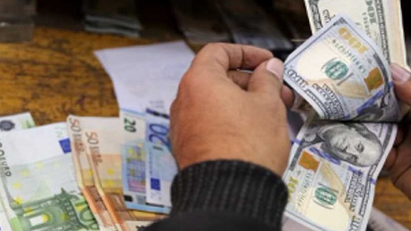 صاحب شركة يتاجر بـالعملة